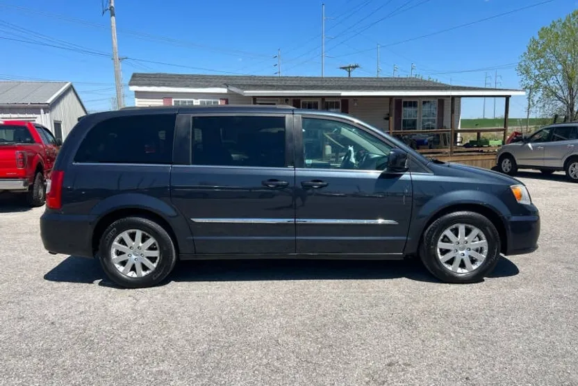 2014 Chrysler Town & Country Touring photo 1