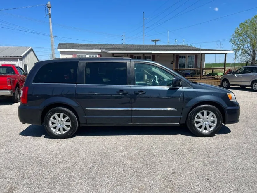 2014 Chrysler Town & Country Touring photo 1
