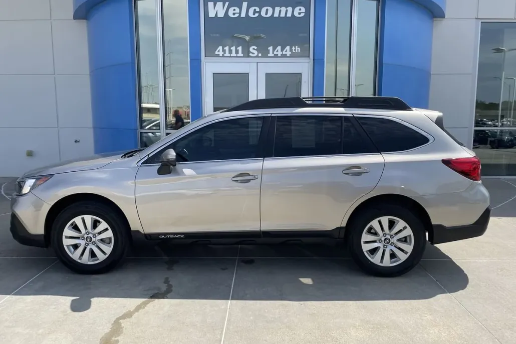 2019 Subaru Outback Premium photo 1