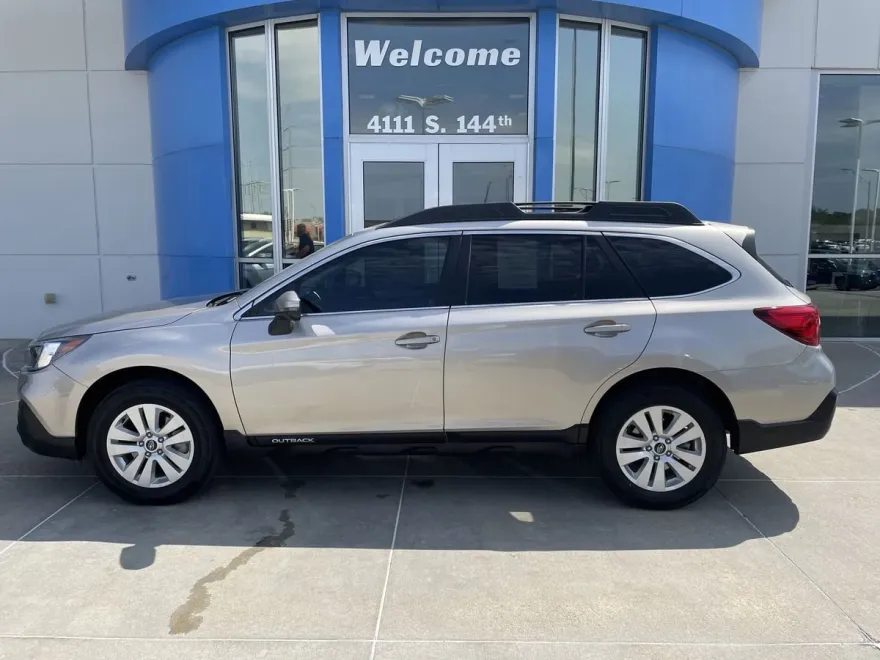 2019 Subaru Outback Premium photo 1