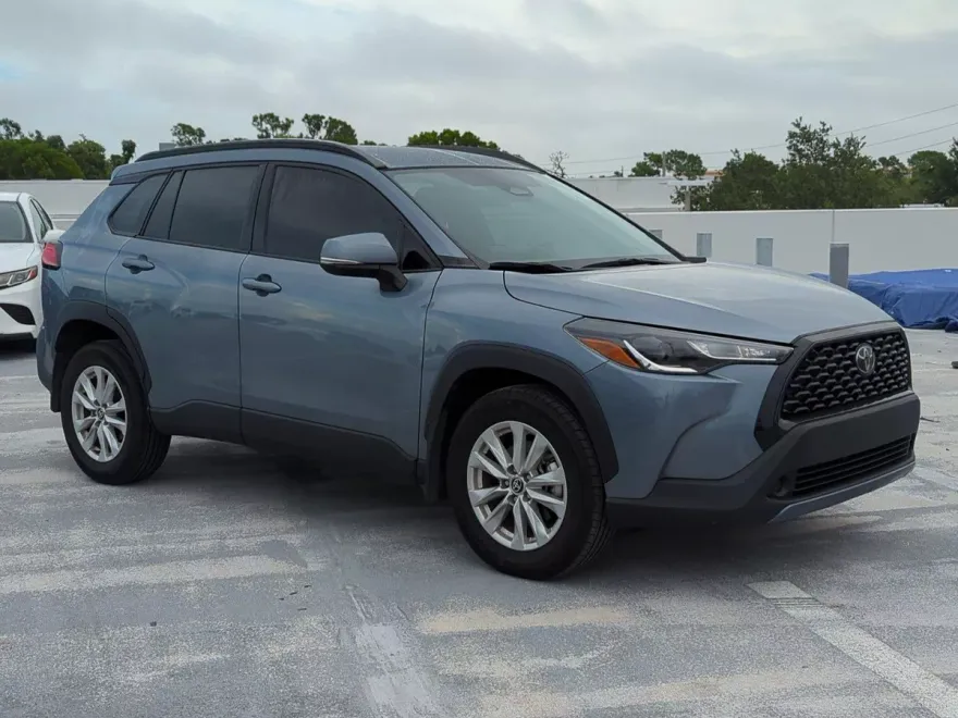 2024 Toyota Corolla Cross LE photo 1