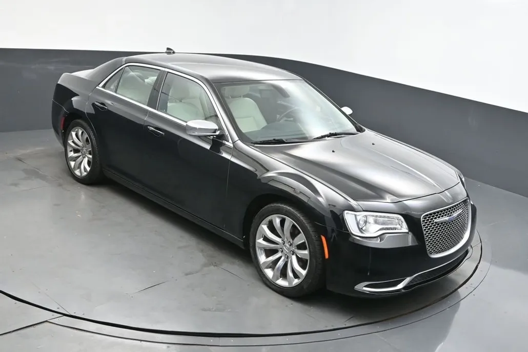 2020 Chrysler 300 Touring photo 1