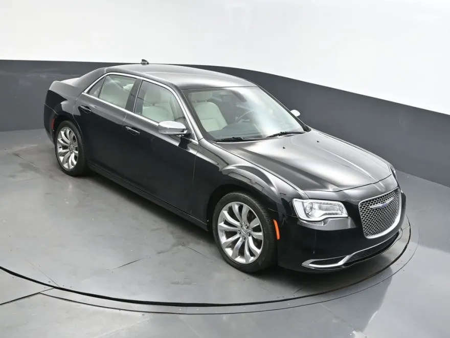 2020 Chrysler 300 Touring photo 1