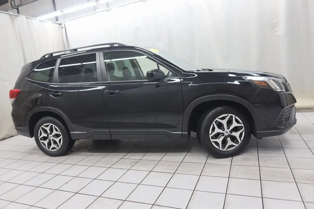 2022 Subaru Forester Premium photo 1
