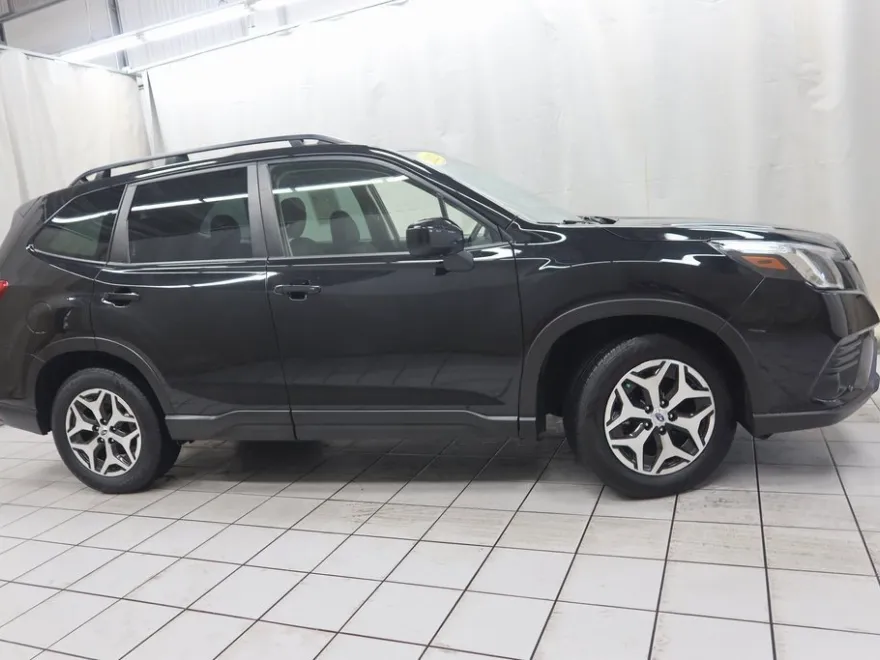 2022 Subaru Forester Premium photo 1
