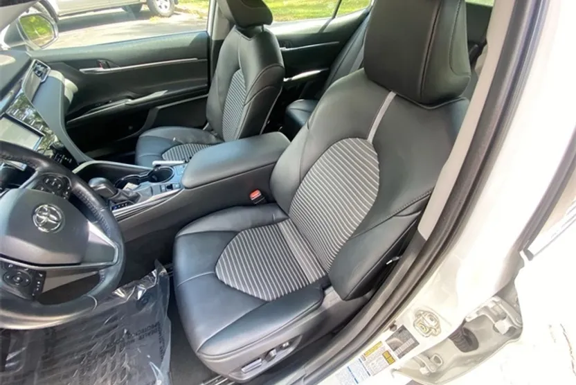 2020 Toyota Camry SE photo 1