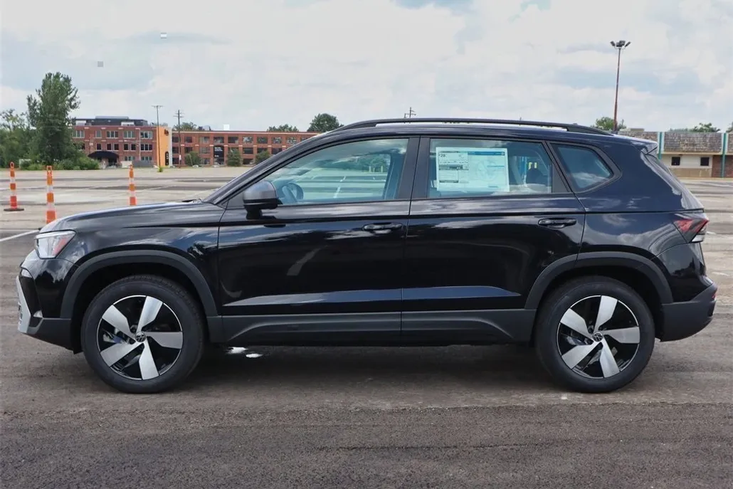 2025 Volkswagen Taos S photo 1