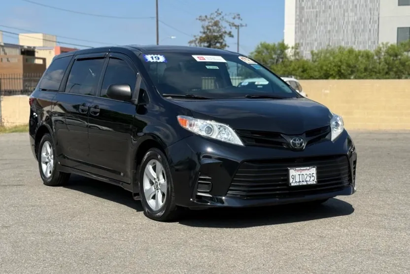 2019 Toyota Sienna L photo 1