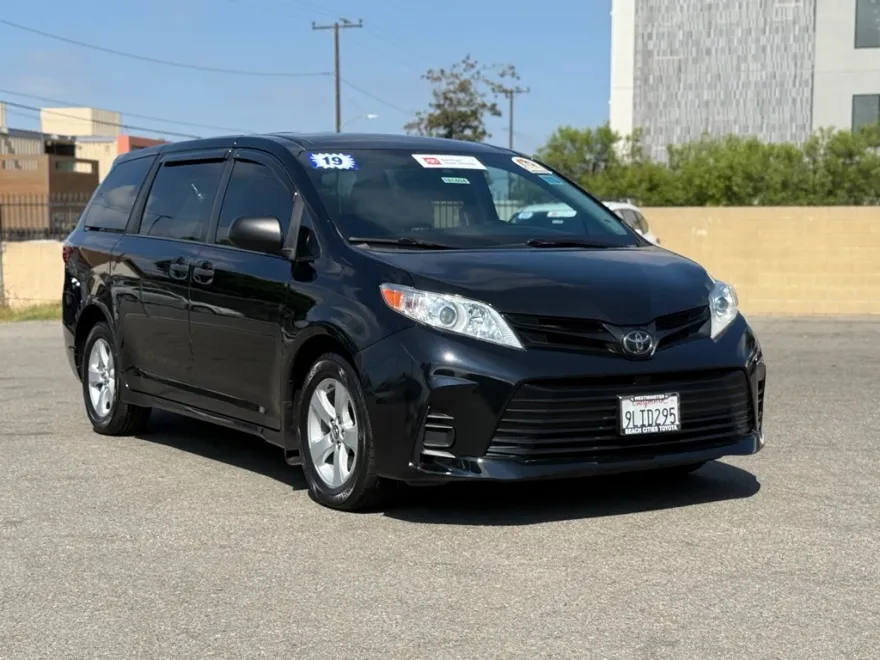 2019 Toyota Sienna L photo 1