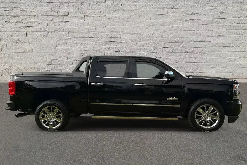 2017 Chevrolet Silverado 1500 High Country photo 1