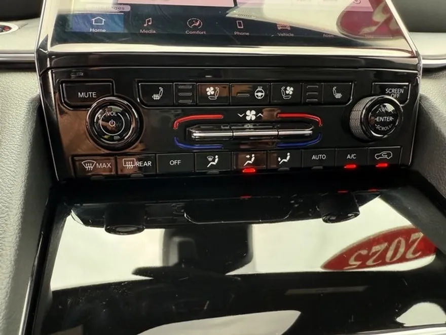 2025 Jeep Grand Cherokee Overland photo 38