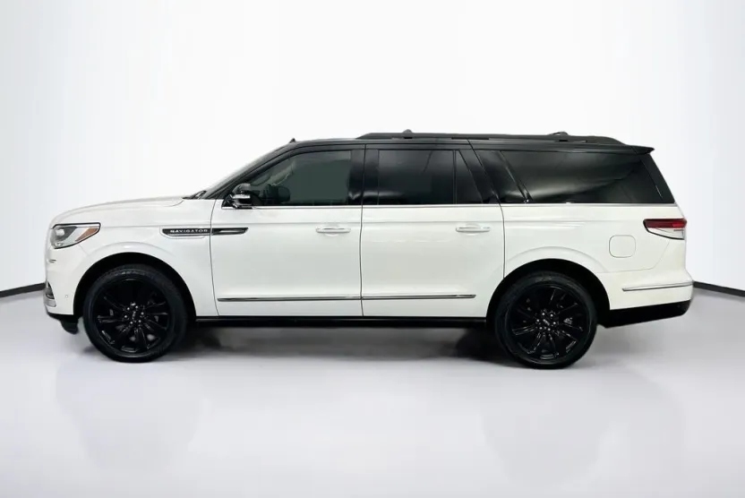 2023 Lincoln Navigator Black Label photo 1