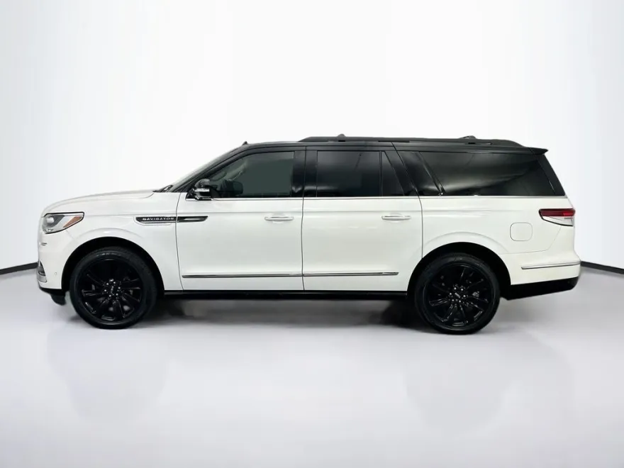 2023 Lincoln Navigator Black Label photo 1