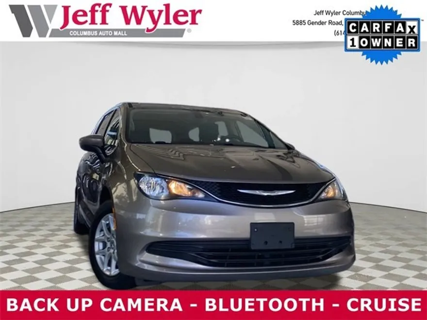 2017 Chrysler Pacifica Touring photo 1