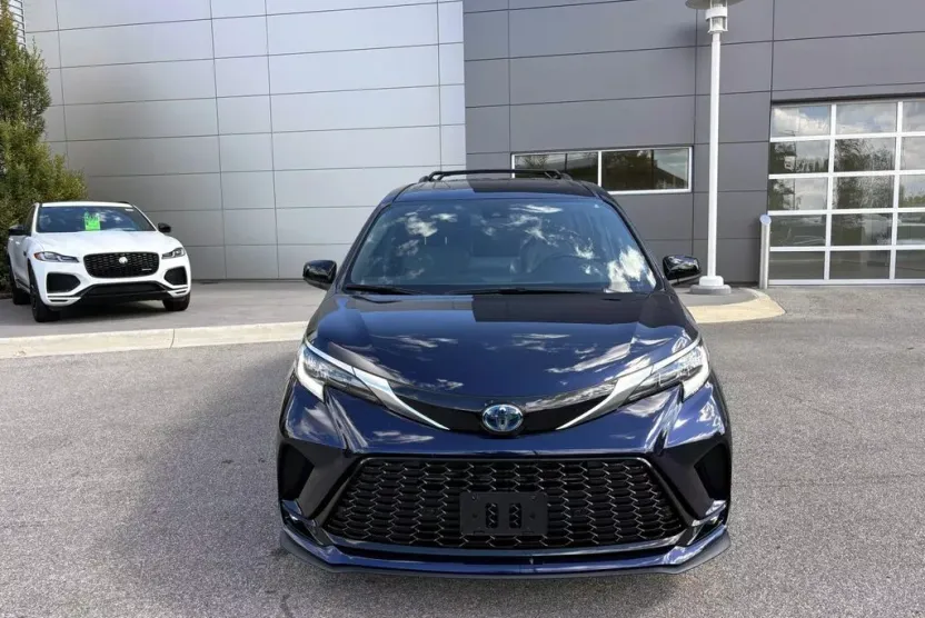 2022 Toyota Sienna XSE photo 1