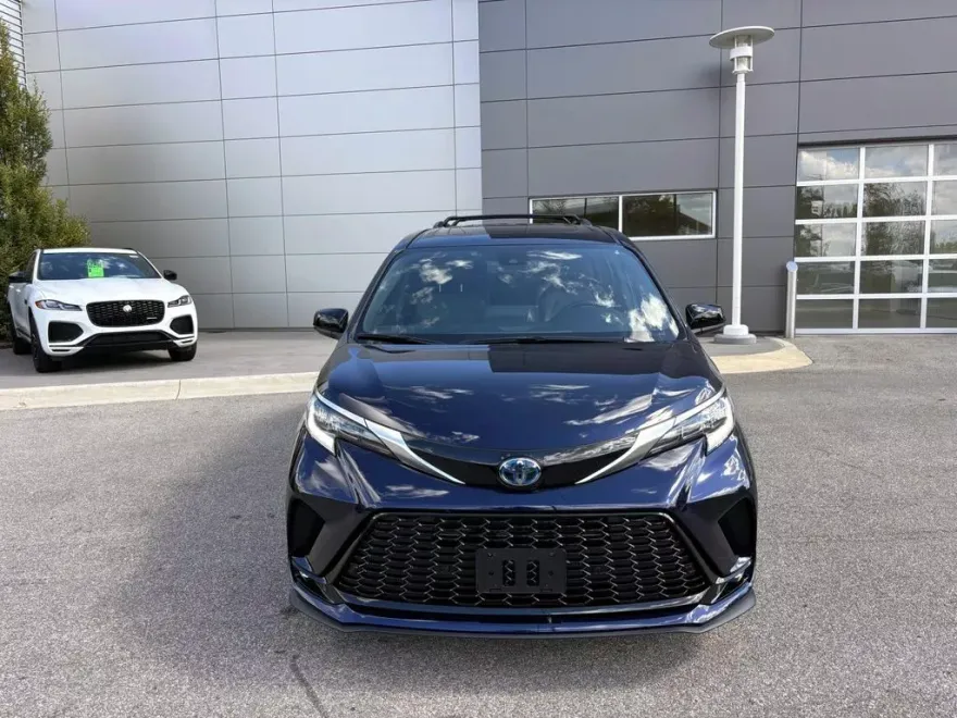 2022 Toyota Sienna XSE photo 1
