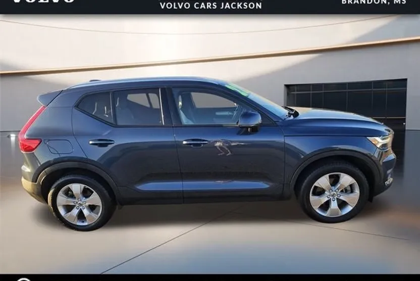 2022 Volvo XC40 T5 AWD Momentum photo 1