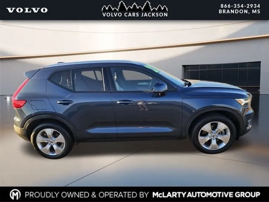 2022 Volvo XC40 T5 AWD Momentum photo 1