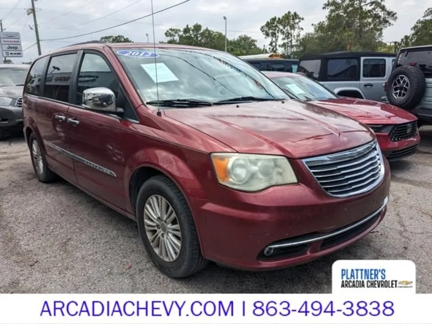 2012 Chrysler Town & Country photo 1