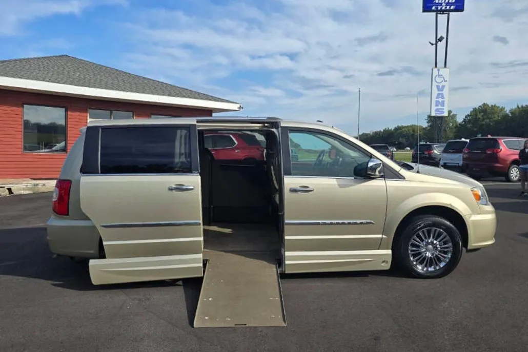 2011 Chrysler Town & Country Limited photo 1