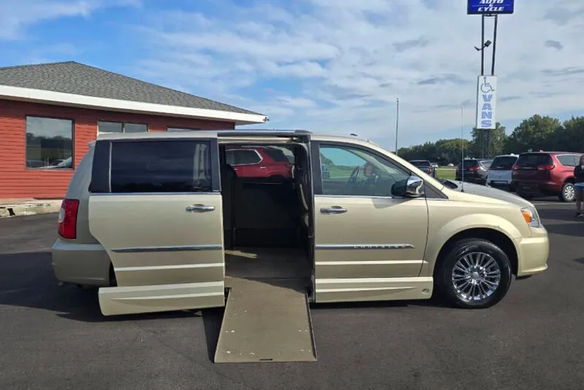 2011 Chrysler Town & Country Limited photo 1