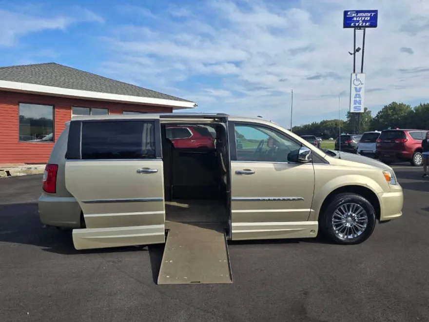 2011 Chrysler Town & Country Limited photo 1