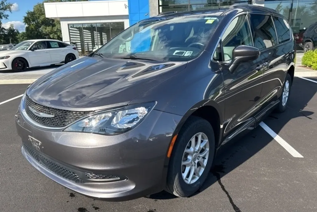 2021 Chrysler Voyager LXi photo 1