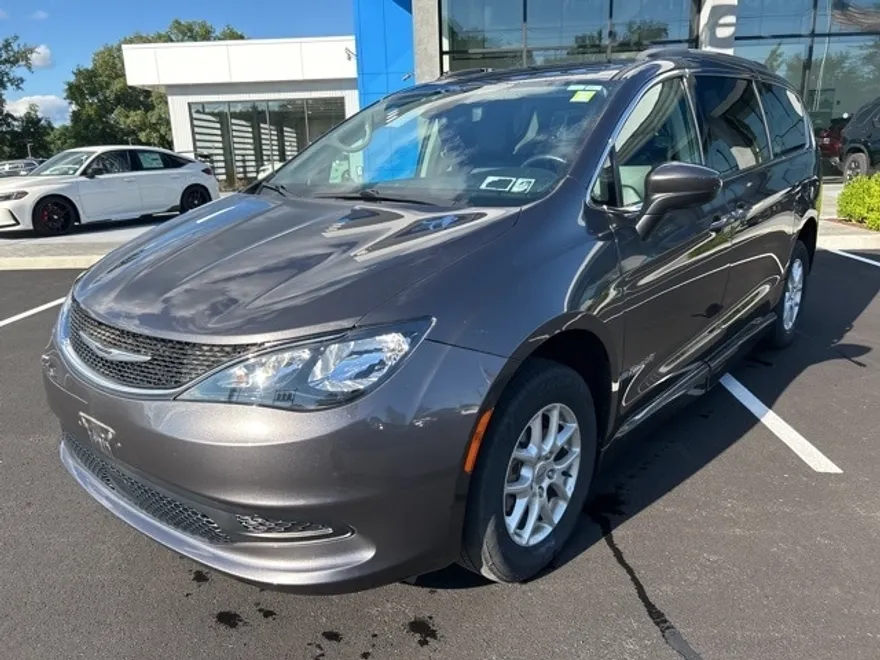 2021 Chrysler Voyager LXi photo 1