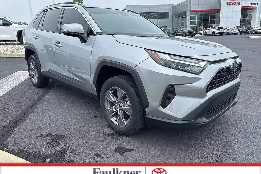 2022 Toyota RAV4 XLE photo 1