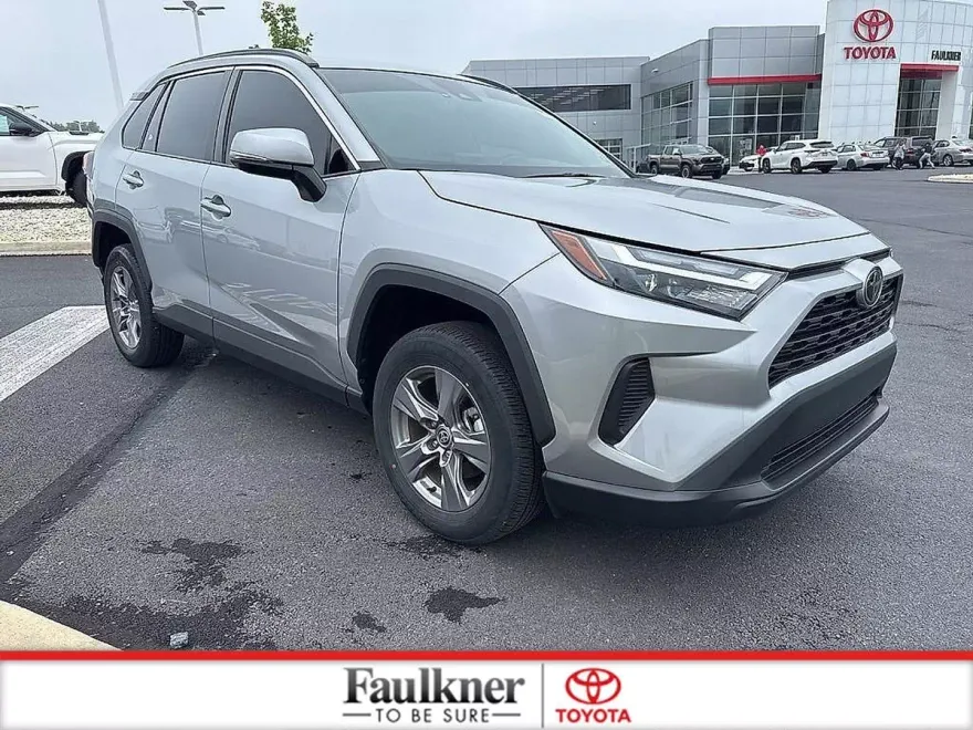 2022 Toyota RAV4 XLE photo 1