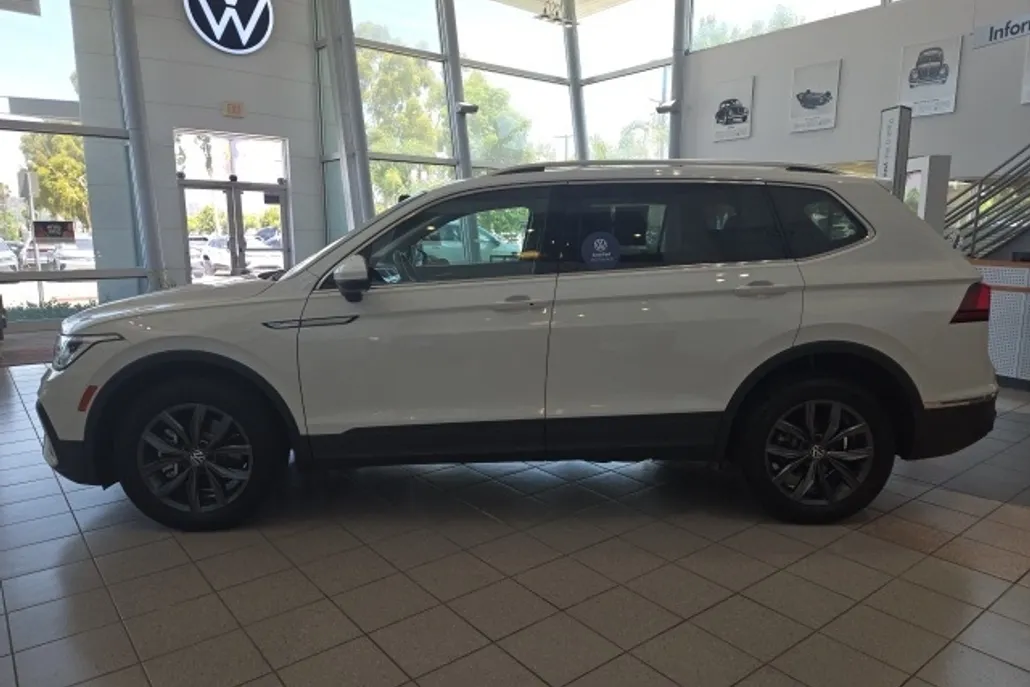 2022 Volkswagen Tiguan SE photo 1