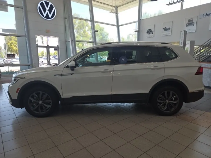 2022 Volkswagen Tiguan SE photo 1