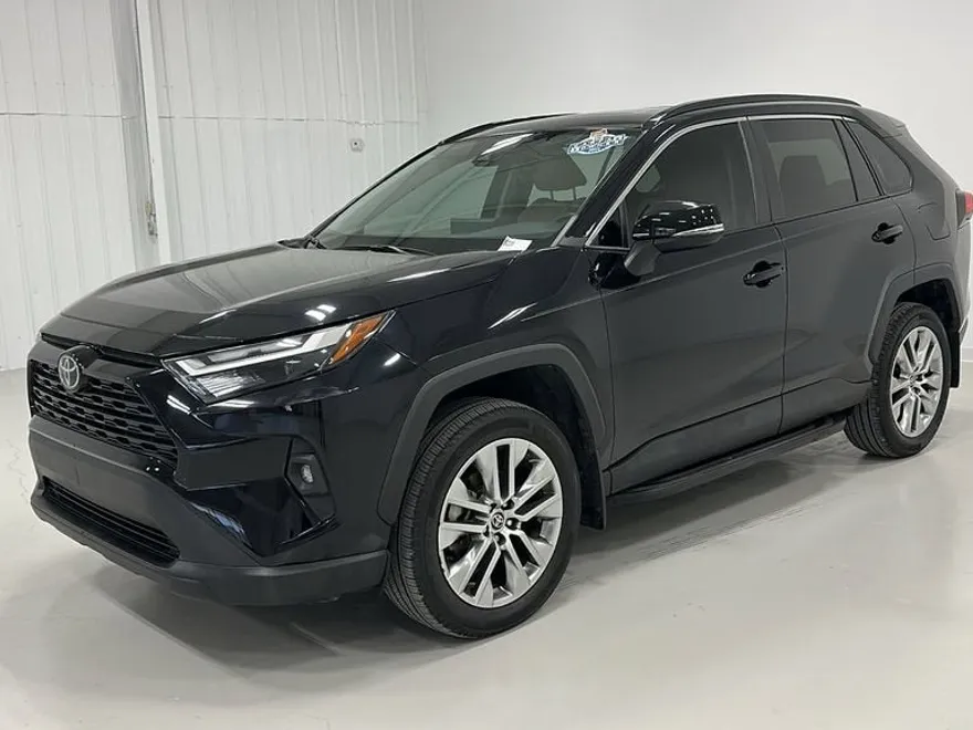 2022 Toyota RAV4 XLE Premium photo 1