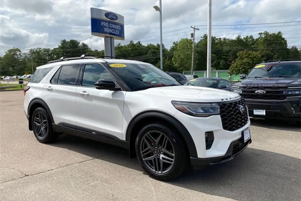 2025 Ford Explorer ST photo 1