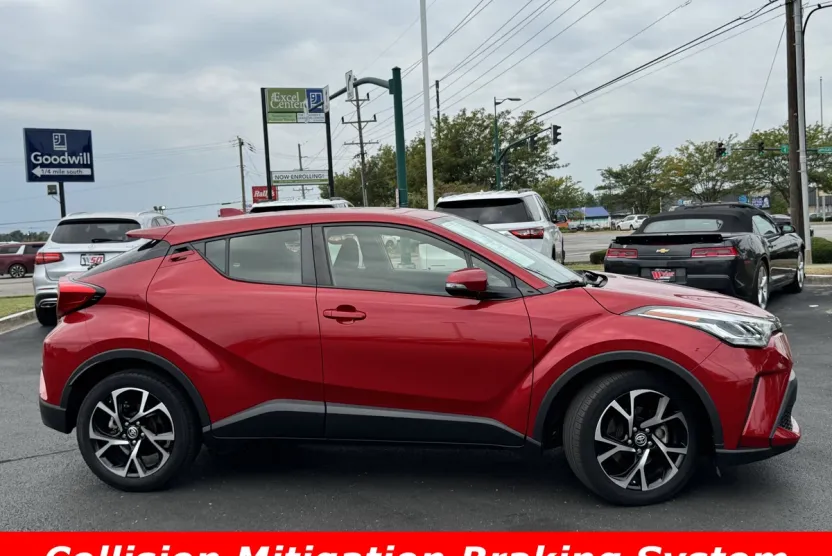 2021 Toyota C-HR XLE photo 1