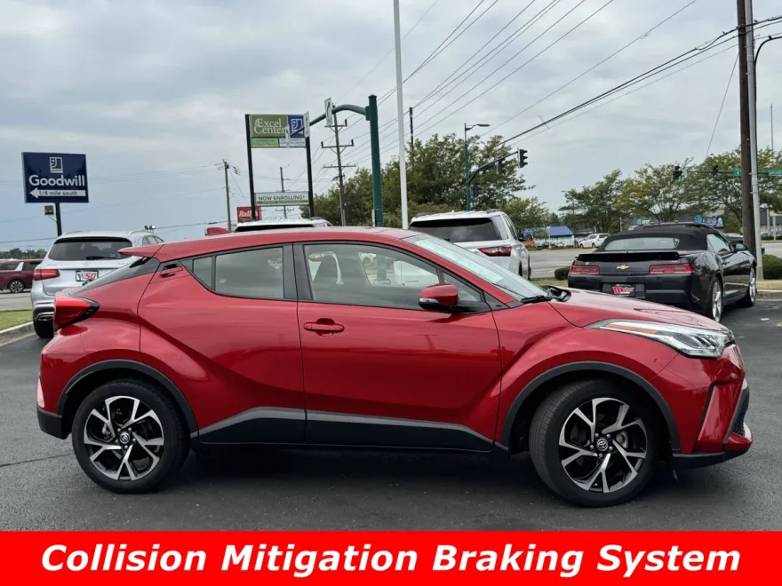2021 Toyota C-HR XLE photo 1