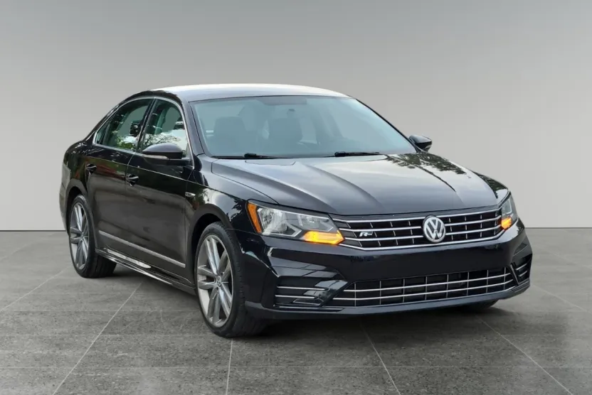 2017 Volkswagen Passat R-Line photo 1