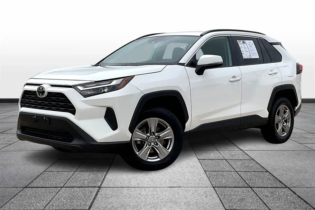 2023 Toyota RAV4 XLE photo 1