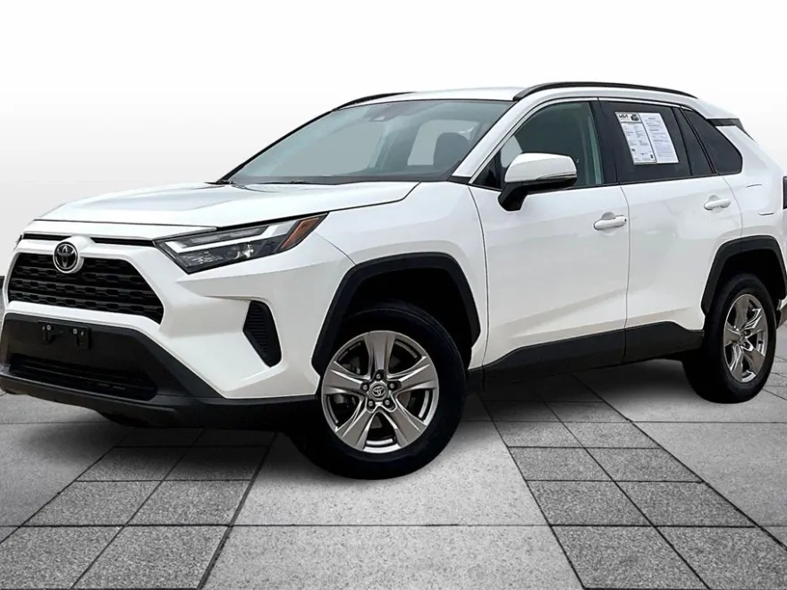 2023 Toyota RAV4 XLE photo 1