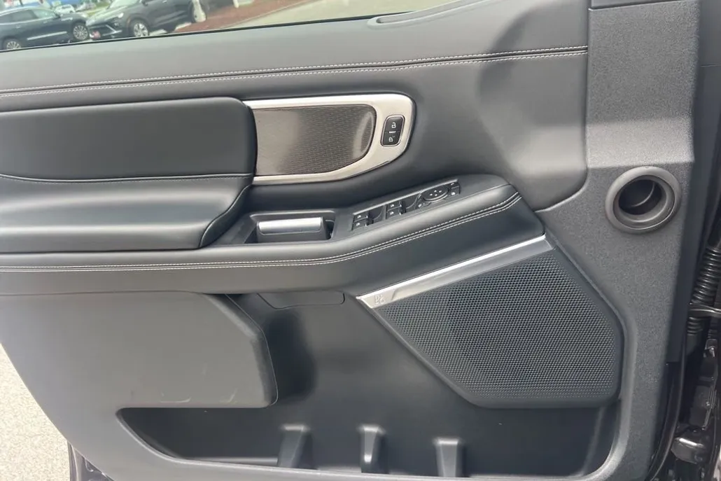2025 Ford Expedition Platinum photo 1