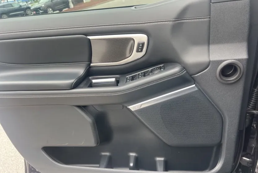 2025 Ford Expedition Platinum photo 1