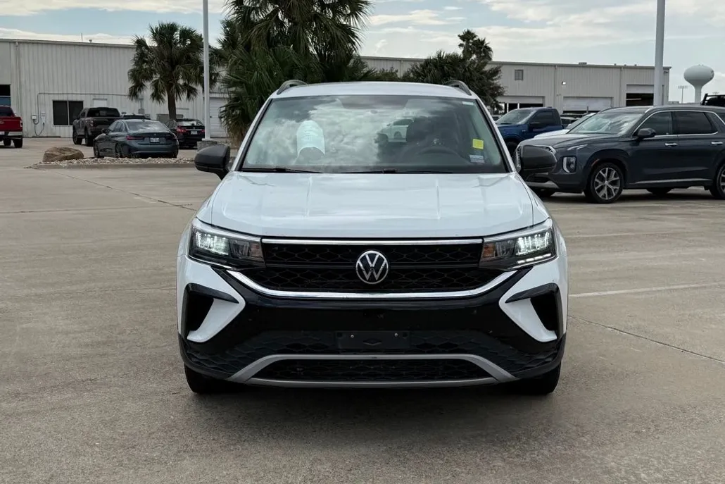 2022 Volkswagen Taos S photo 1