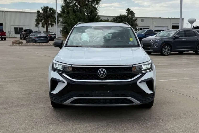 2022 Volkswagen Taos S photo 1