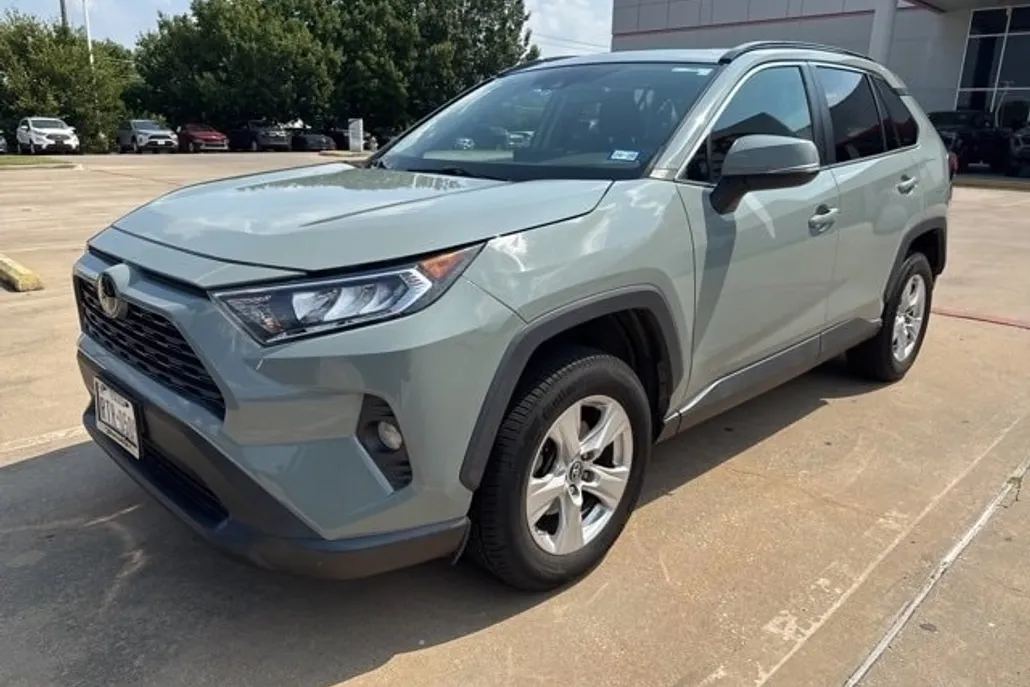 2019 Toyota RAV4 XLE photo 1