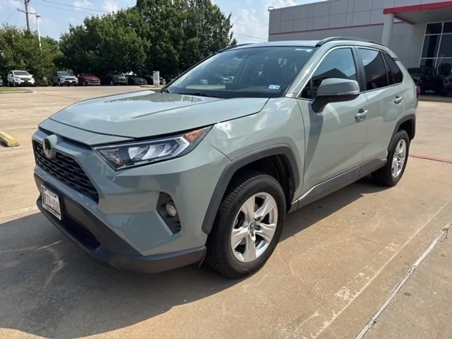 2019 Toyota RAV4 XLE photo 1