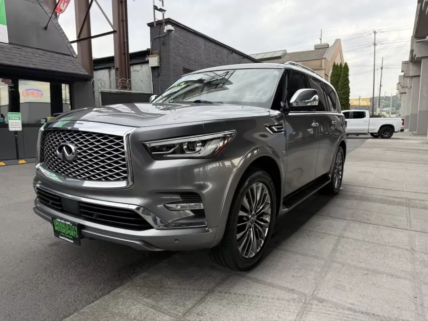 2019 Infiniti QX80 Luxe photo 1