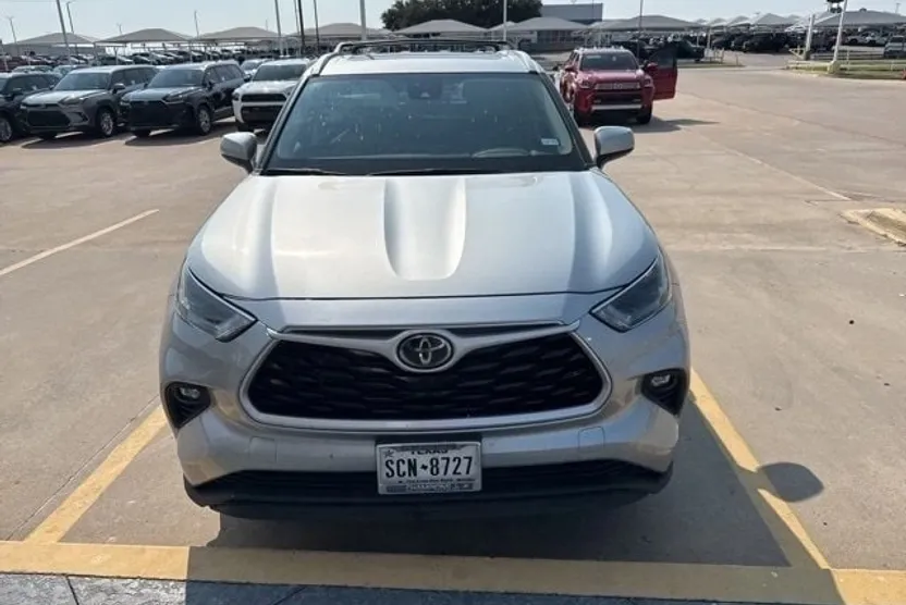 2022 Toyota Highlander XLE photo 1