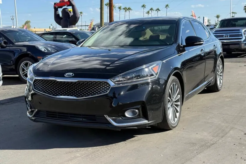 2017 Kia Cadenza Premium photo 1
