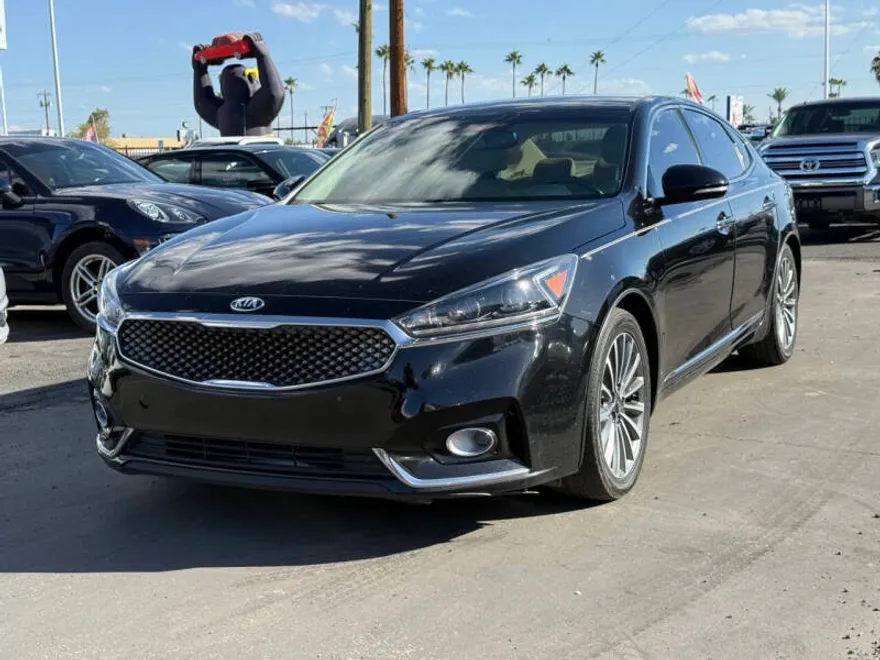 2017 Kia Cadenza Premium photo 1