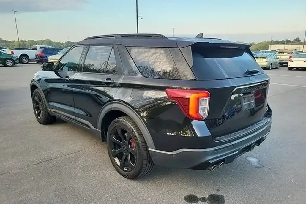 2022 Ford Explorer ST photo 1